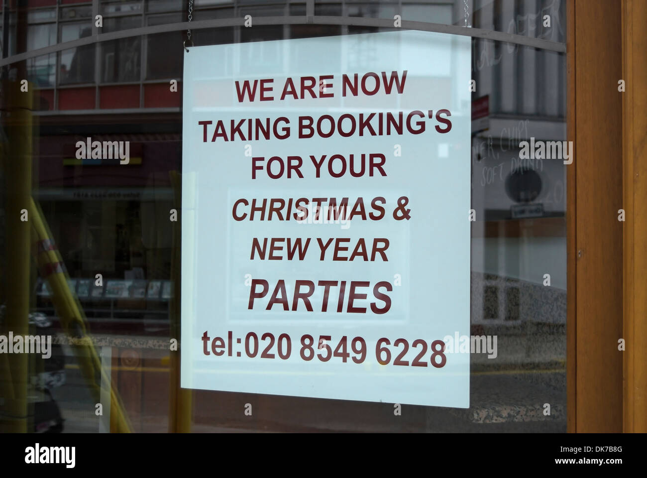 L'apostrophe sur un signe inutile publicité parties de noël et nouvel an dans un restaurant à Kingston, Surrey, Angleterre Banque D'Images