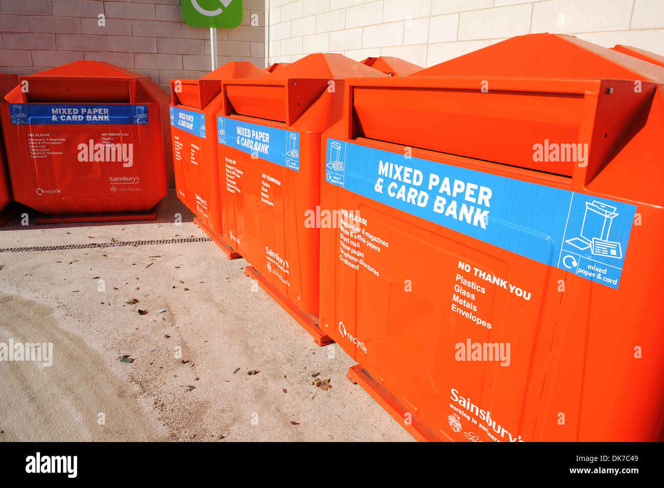 Bac de recyclage, les bacs de recyclage pour le papier et le journal, UK Banque D'Images