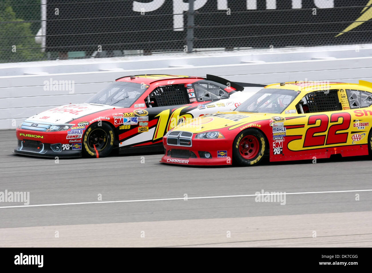 19 juin 2011 - Brooklyn, Michigan, États-Unis - Greg Biffle (# 16) et Kurt Busch (# 22) Bataille pour le premier rôle pendant la course. (Crédit Image : © Alan Ashley/ZUMAPRESS.com) Southcreek/mondial Banque D'Images