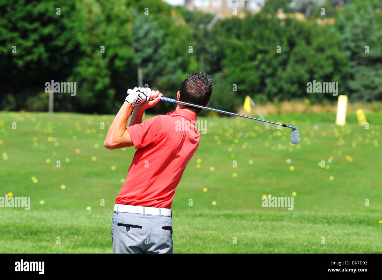 Golfeur pratiquer son swing de golf. Practice de golf Banque D'Images