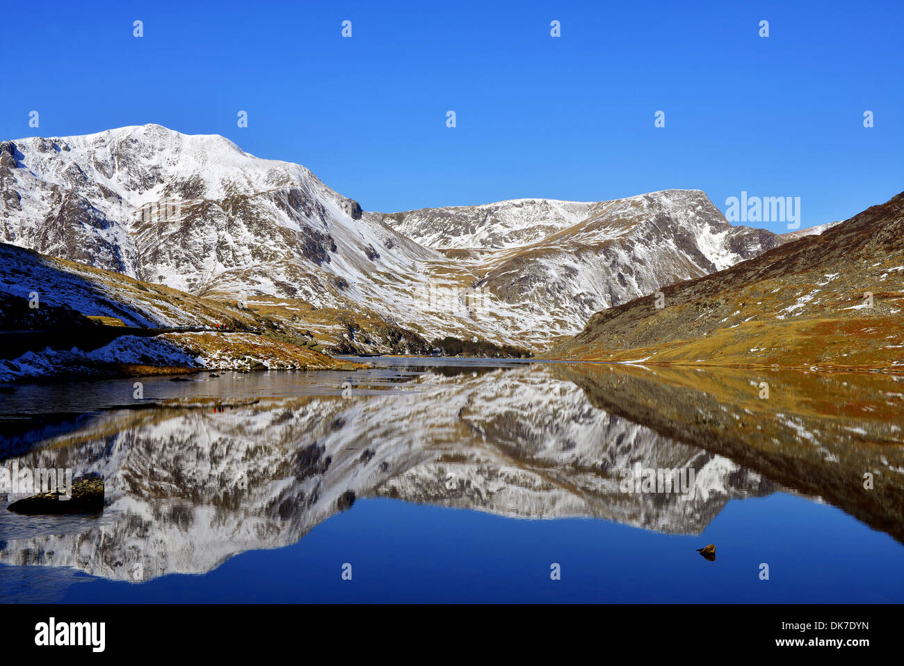 Llyn lac Ogwen au Pays de Galles, entre deux chaînes de montagnes de Snowdonia, le Carneddau Glyderau et le. Le Nord du Pays de Galles Banque D'Images
