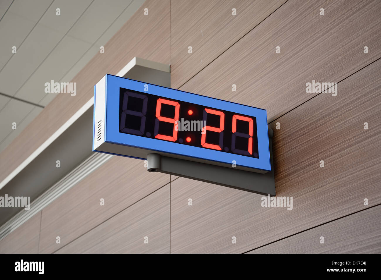 Horloge numérique sur un mur Banque D'Images
