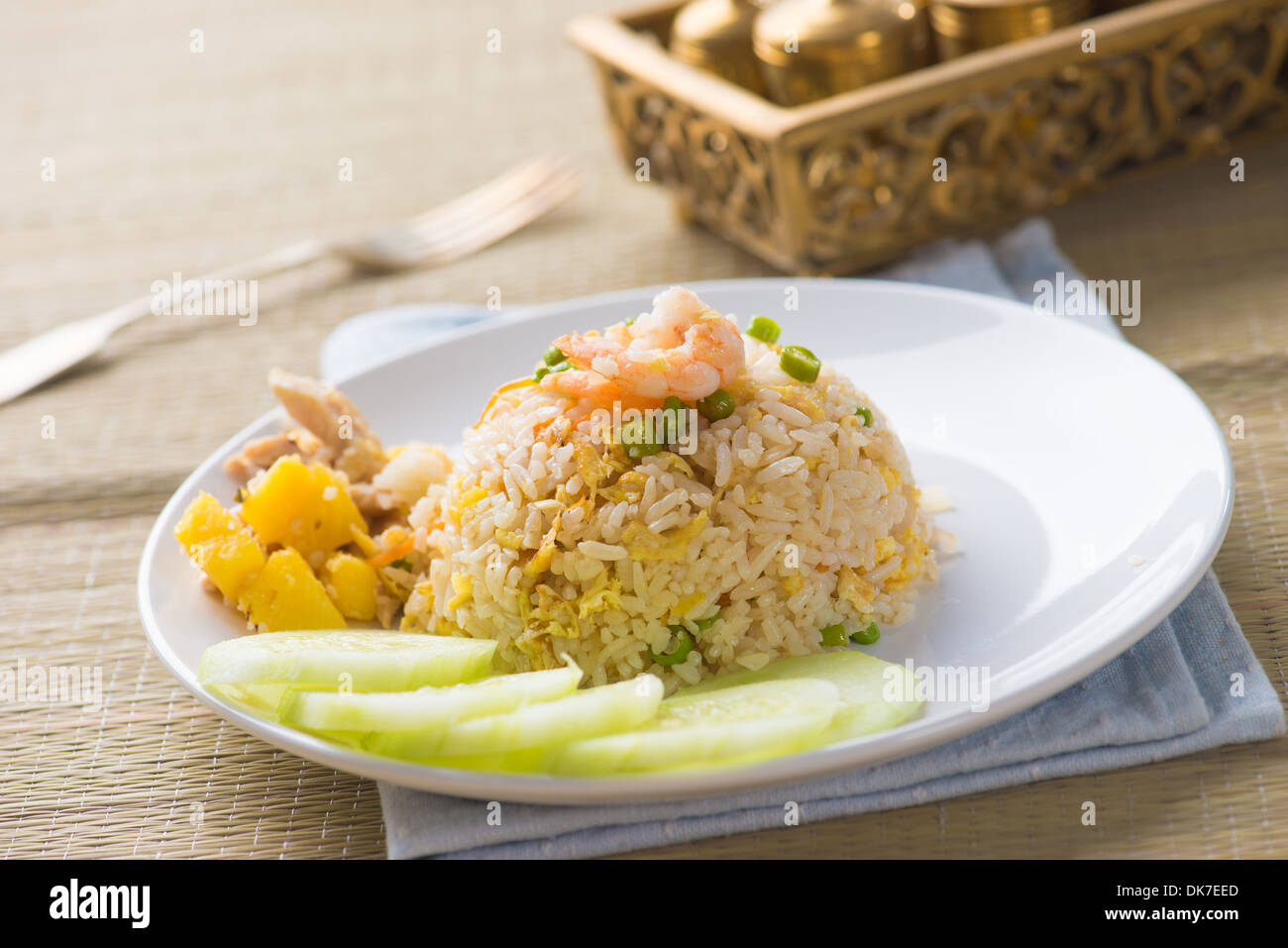 Riz frit style thaï avec fond Banque D'Images