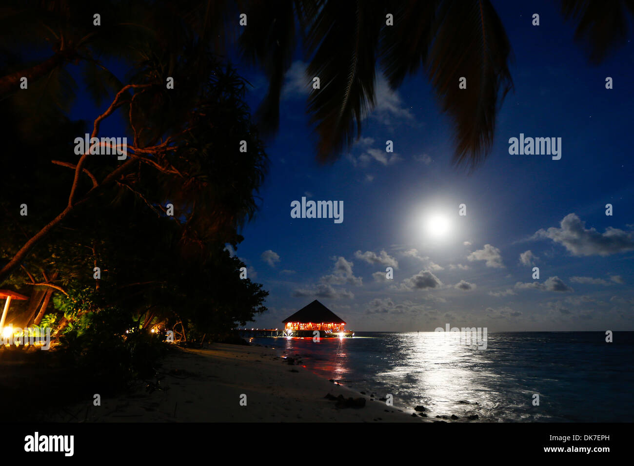 Hébergement maldives sur bounty island paradise la nuit avec la pleine lune Banque D'Images