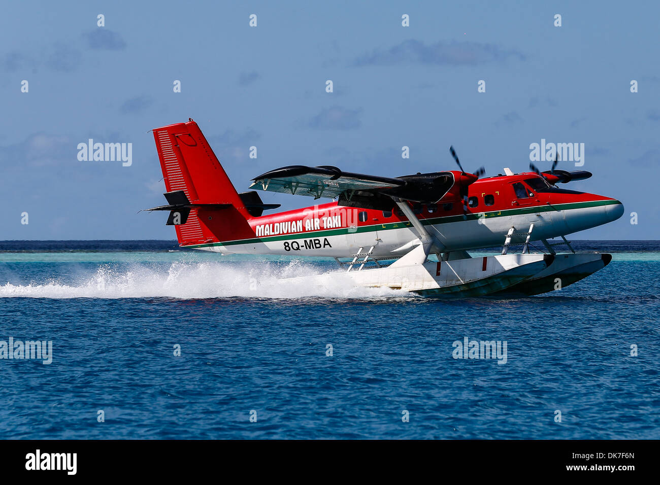 Maldives air taxi avion décoller de l'eau Banque D'Images