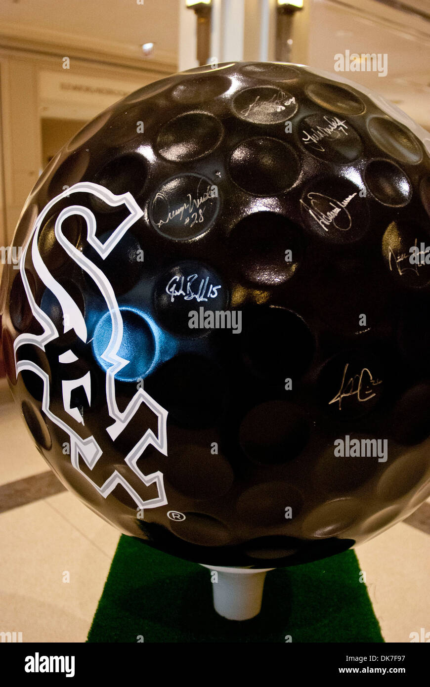 White Sox de Chicago une série de balles de golf sur l'écran géant à Chicago's Michigan Avenue dans le cadre d'une exposition pour promouvoir ce Banque D'Images