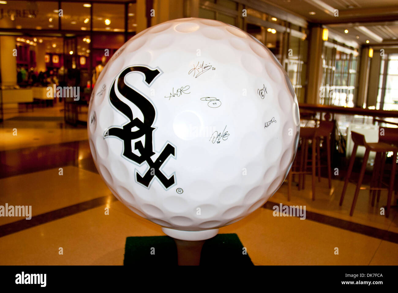 White Sox de Chicago une série de balles de golf sur l'écran géant à Chicago's Michigan Avenue dans le cadre d'une exposition pour promouvoir ce Banque D'Images