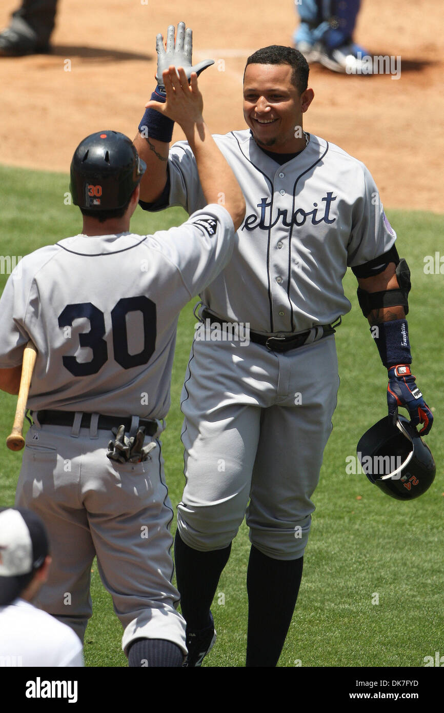 22 juin 2011 - Los Angeles, Californie, États-Unis d'Amérique - le joueur de premier but des Detroit Tigers Miguel Cabrera (24) reçoit les félicitations de Detroit Tigers fielder droite Magglio Ordonez (30) après avoir frappé son 15e home run de la saison. Au cours d'un match entre l'inter-ligue, les Tigers de Detroit et Les Dodgers de Los Angeles au Dodger Stadium. Les Tigres défait les Dodgers 7-5 Banque D'Images