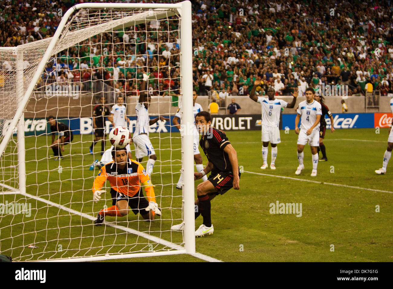 22 juin 2011 - Houston, Texas, États-Unis - Mexique attaquant Javier Hernandez kicks du deuxième objectif pour l'équipe du Mexique. Le Mexique a battu le Honduras 2-0 en prolongation. (Crédit Image : © Juan DeLeon/global/ZUMAPRESS.com) Southcreek Banque D'Images