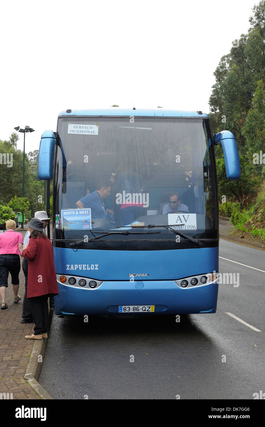 Madère au Portugal. Les touristes pour en revenir sur island excursion guidée en temps de pluie couvert Banque D'Images