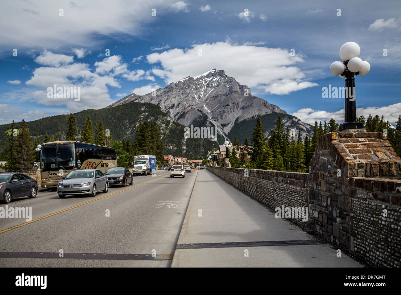 La rue principale de Banff avec Cascade Mountain dans le parc national de Banff, Alberta, Canada. Banque D'Images