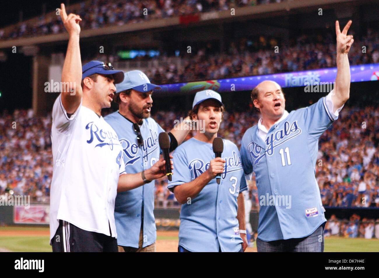 24 juin 2011 - Kansas City, Missouri, États-Unis - acteurs Rob Riggle, John Hamm, Paul Rudd et David Koecher lors d'un match de baseball de vendredi, entre le Kansas Ville Royal et les Cubs de Chicago au Kauffman Stadium de Kansas City, Missouri. (Crédit Image : © James Allison/ZUMAPRESS.com) Southcreek/mondial Banque D'Images