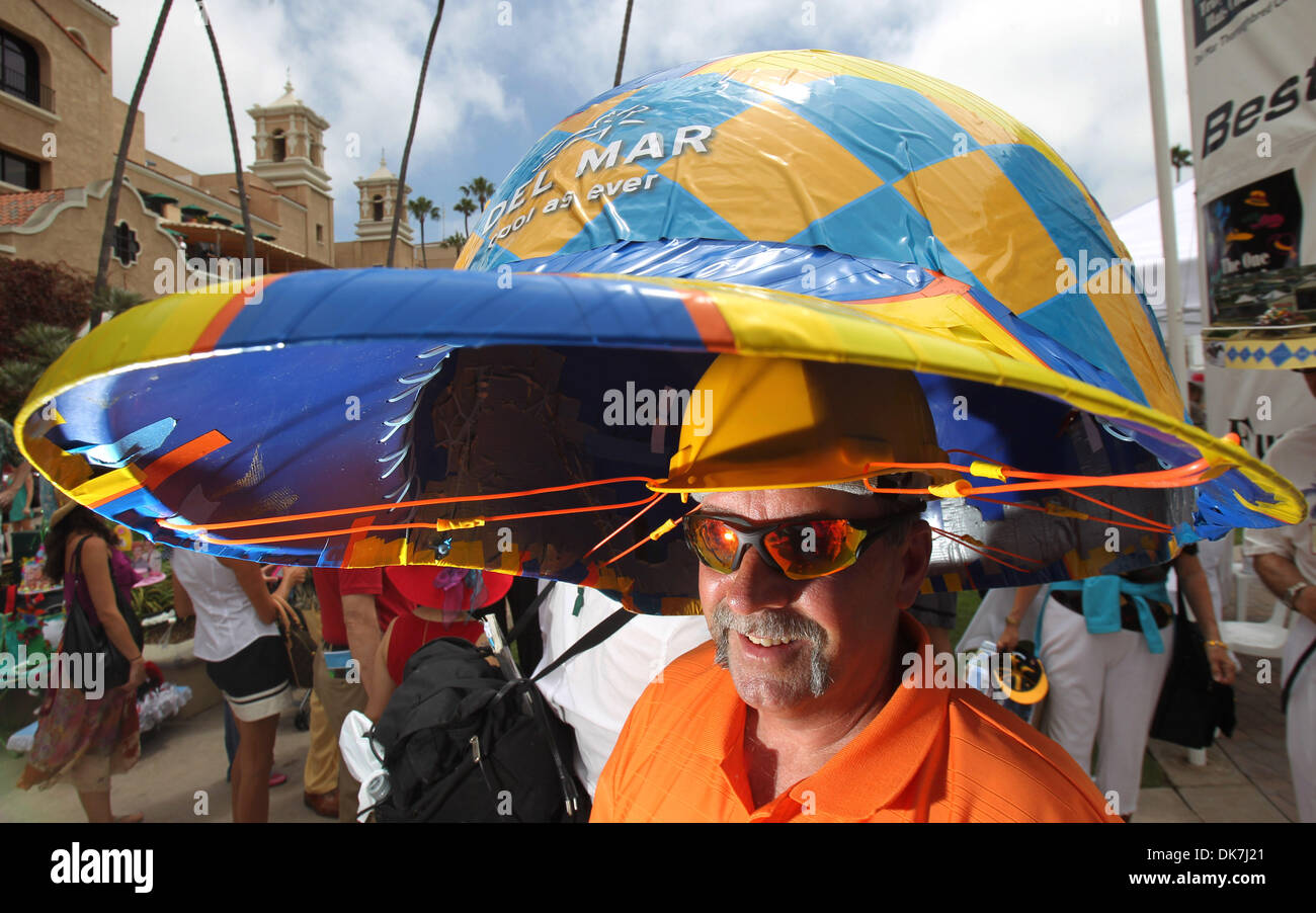 20 juillet 2011 - Del Mar, Californie, États-Unis - JIM HAGEL, de Chula Vista, porte son casque du jockey surdimensionné, qu'il envisage d'entrer dans le concours chapeau, pendant le jour de l'ouverture de la piste de course Del Mar mercredi. (Crédit Image : © Hayne Palmour IV/North County Times/ZUMAPRESS.com) Banque D'Images