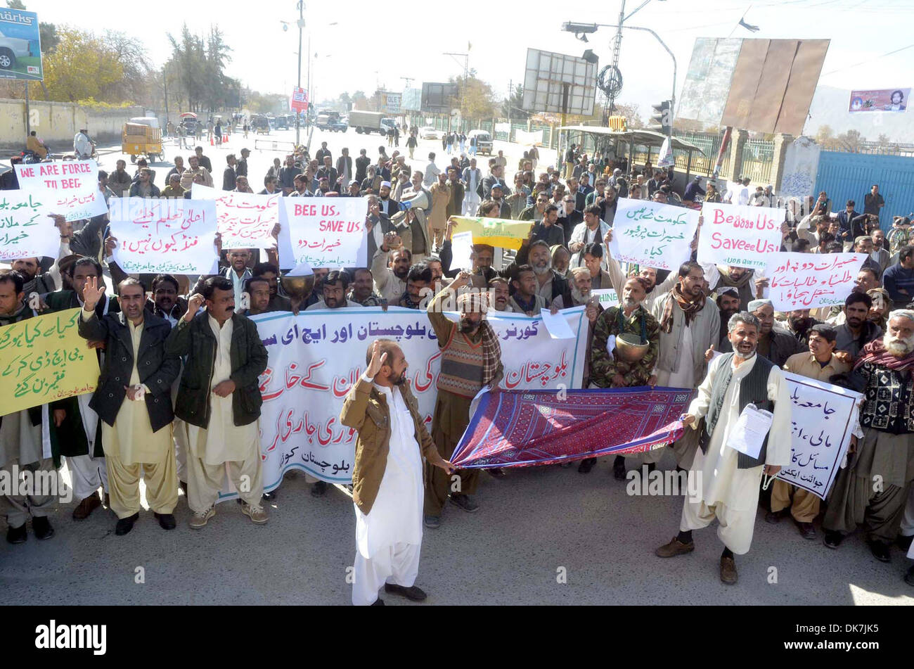 Les enseignants et le personnel de l'Université de Balochistan chant des slogans contre le non-paiement de leurs salaires les cotisations au cours de manifestation de protestation à Quetta le Mardi, Décembre 03, 2013. Banque D'Images