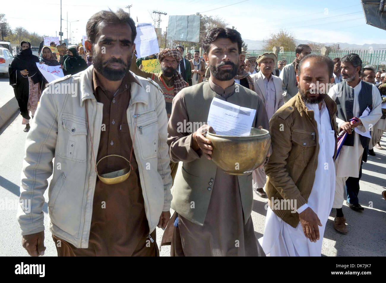 Les enseignants et le personnel de l'Université de Balochistan chant des slogans contre le non-paiement de leurs salaires les cotisations au cours de manifestation de protestation à Quetta le Mardi, Décembre 03, 2013. Banque D'Images