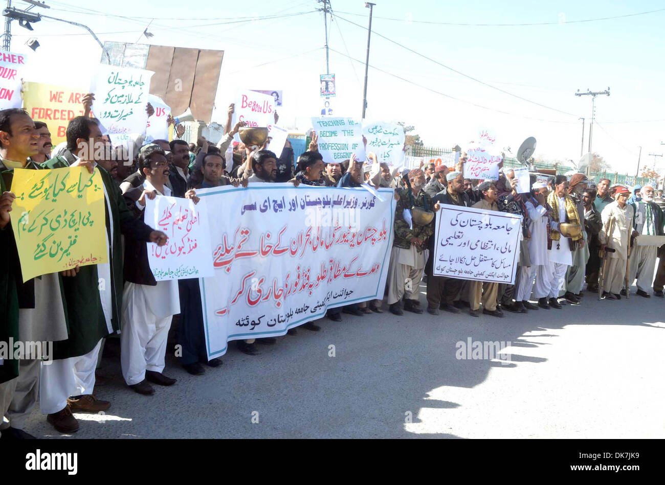 Les enseignants et le personnel de l'Université de Balochistan chant des slogans contre le non-paiement de leurs salaires les cotisations au cours de manifestation de protestation à Quetta le Mardi, Décembre 03, 2013. Banque D'Images