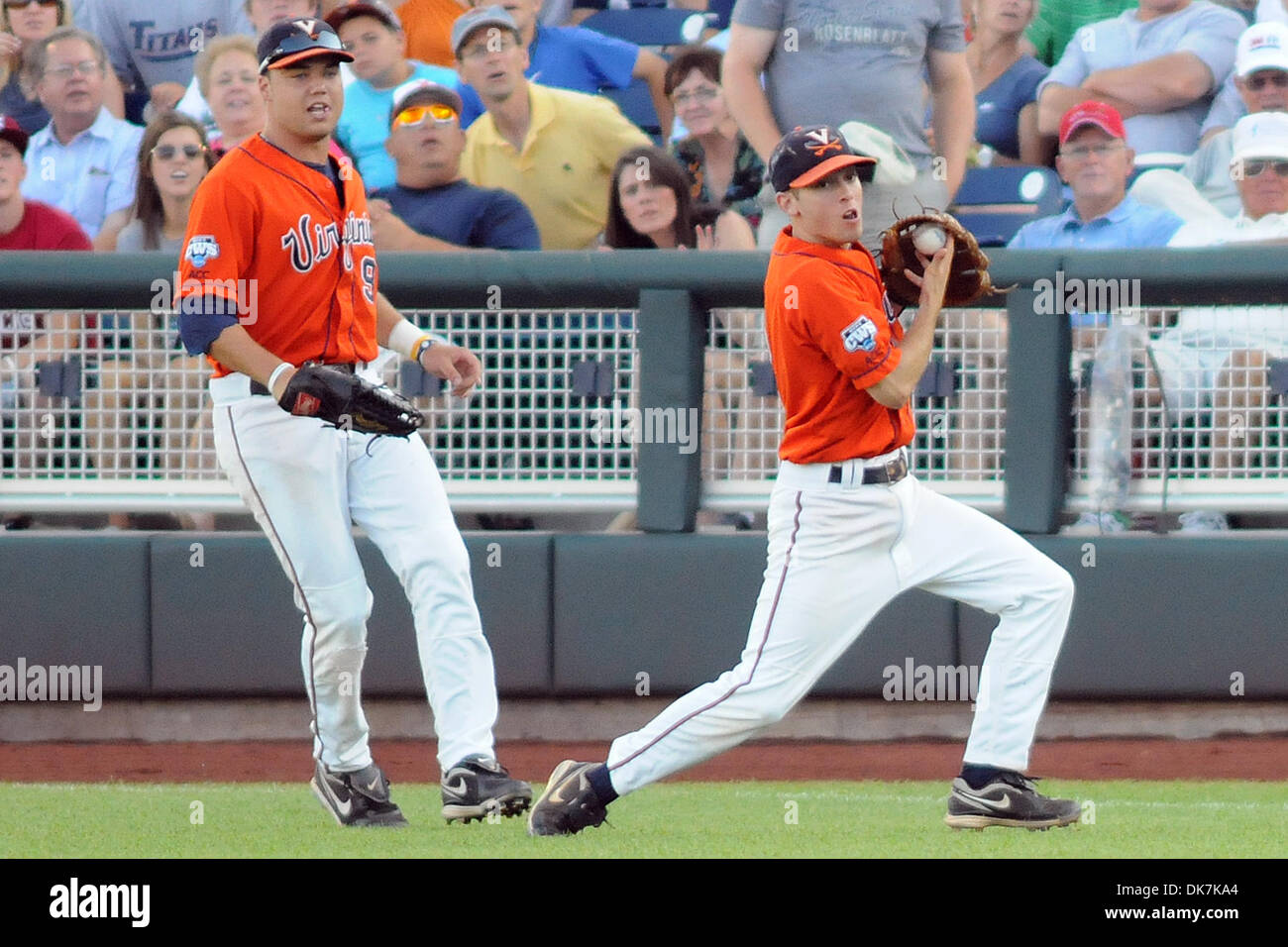 24 juin 2011 - Omaha, Nebraska, États-Unis - Droit fielder David Coleman (9) montres le deuxième but Keith Werman (2) attraper une balle en bref champ droit. Caroline du Sud a défait au top les Virginia 3-2 en 13 manches pour passer à la série de championnat contre la Floride. (Crédit Image : © Steven Branscombe/ZUMApress.com) Southcreek/mondial Banque D'Images