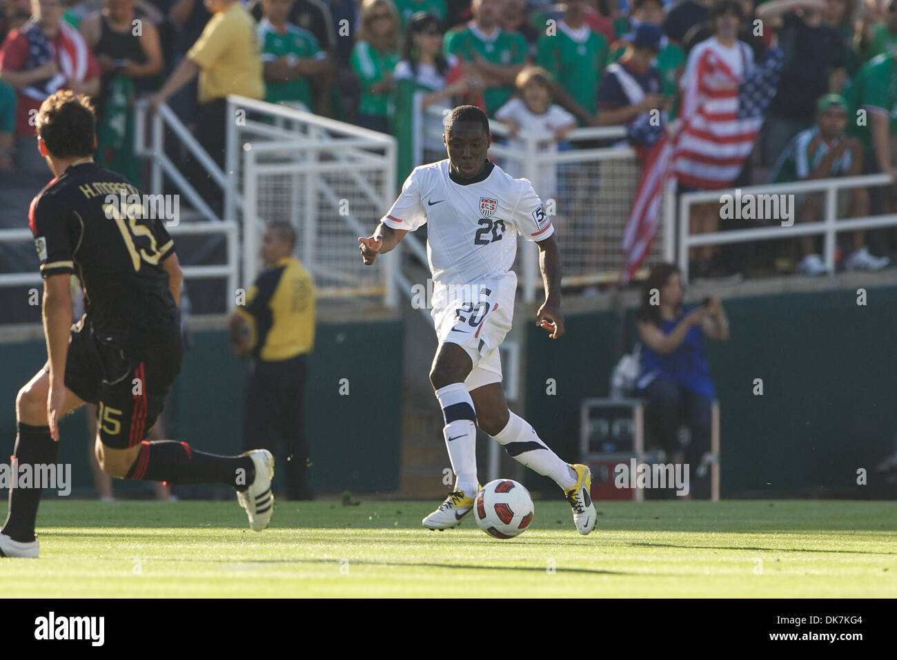 25 juin 2011 - Pasadena, California, United States of America - United States terrain Freddy Adu (20) fait un jeu sur la balle, au cours de la Gold Cup 2011, finale entre l'équipe nationale américaine et l'équipe nationale du Mexique, au Rose Bowl de Pasadena, Californie. Le Mexique s'inscrirait à l'encontre de l'États-unis 4-2 pour saisir la coupe d'Or (Image Crédit : © Tony Leon/Southcre Banque D'Images