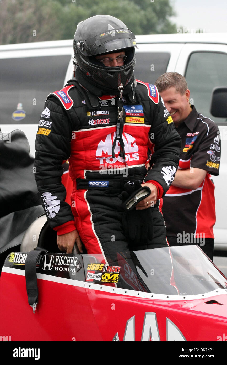 25 juin 2011 - Norwalk, Ohio, États-Unis - Doug Kalitta monte dans son Top Fuel dragster. (Crédit Image : © Alan Ashley/ZUMAPRESS.com) Southcreek/mondial Banque D'Images