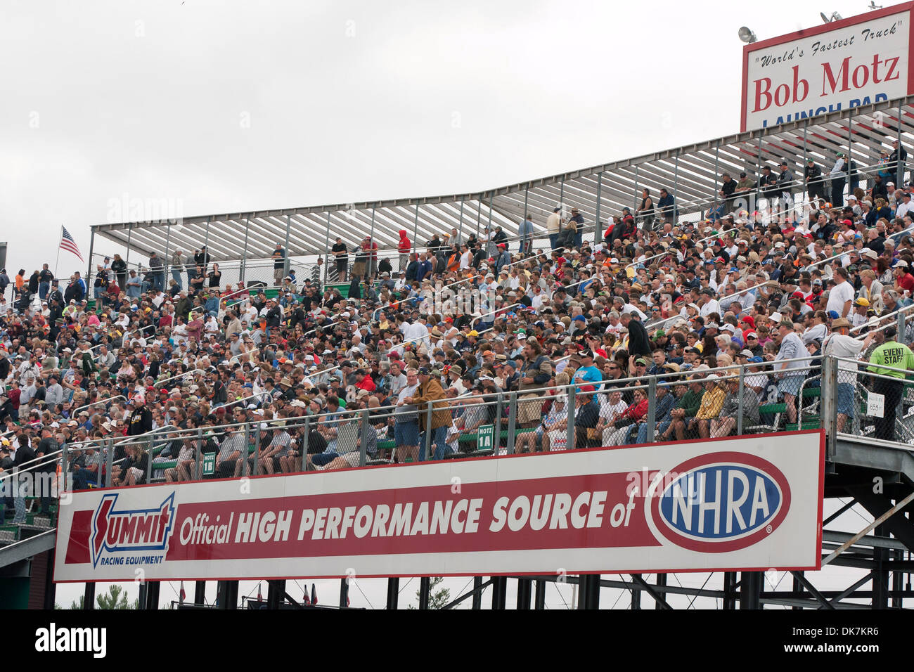 25 juin 2011 - Norwalk, Ohio, États-Unis - Fans pack la tribune pour le cinquième Sommet annuel de l'équipement de course NHRA tiers à l'équipement de course Sommet Motorsports Park à Norwalk OH. (Crédit Image : © Frank Jansky/global/ZUMAPRESS.com) Southcreek Banque D'Images