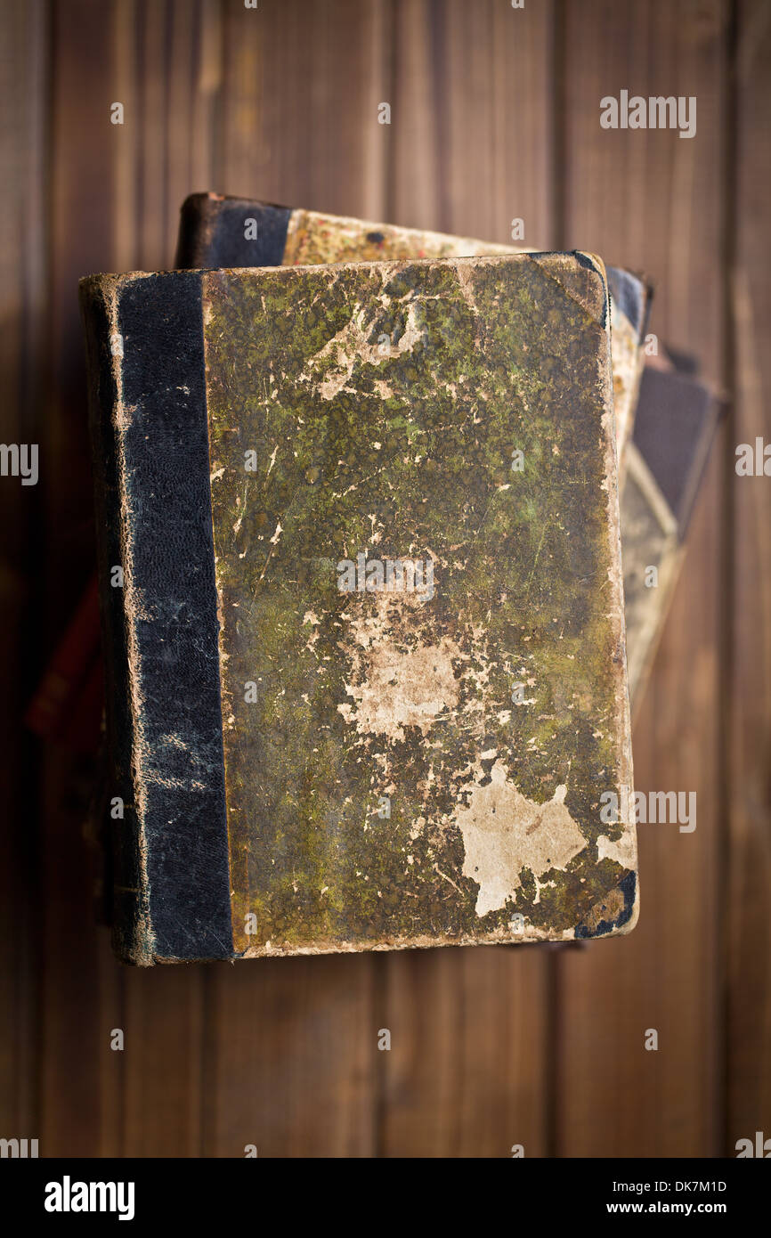 Vue du dessus de la pile de livres anciens sur la table en bois Banque D'Images