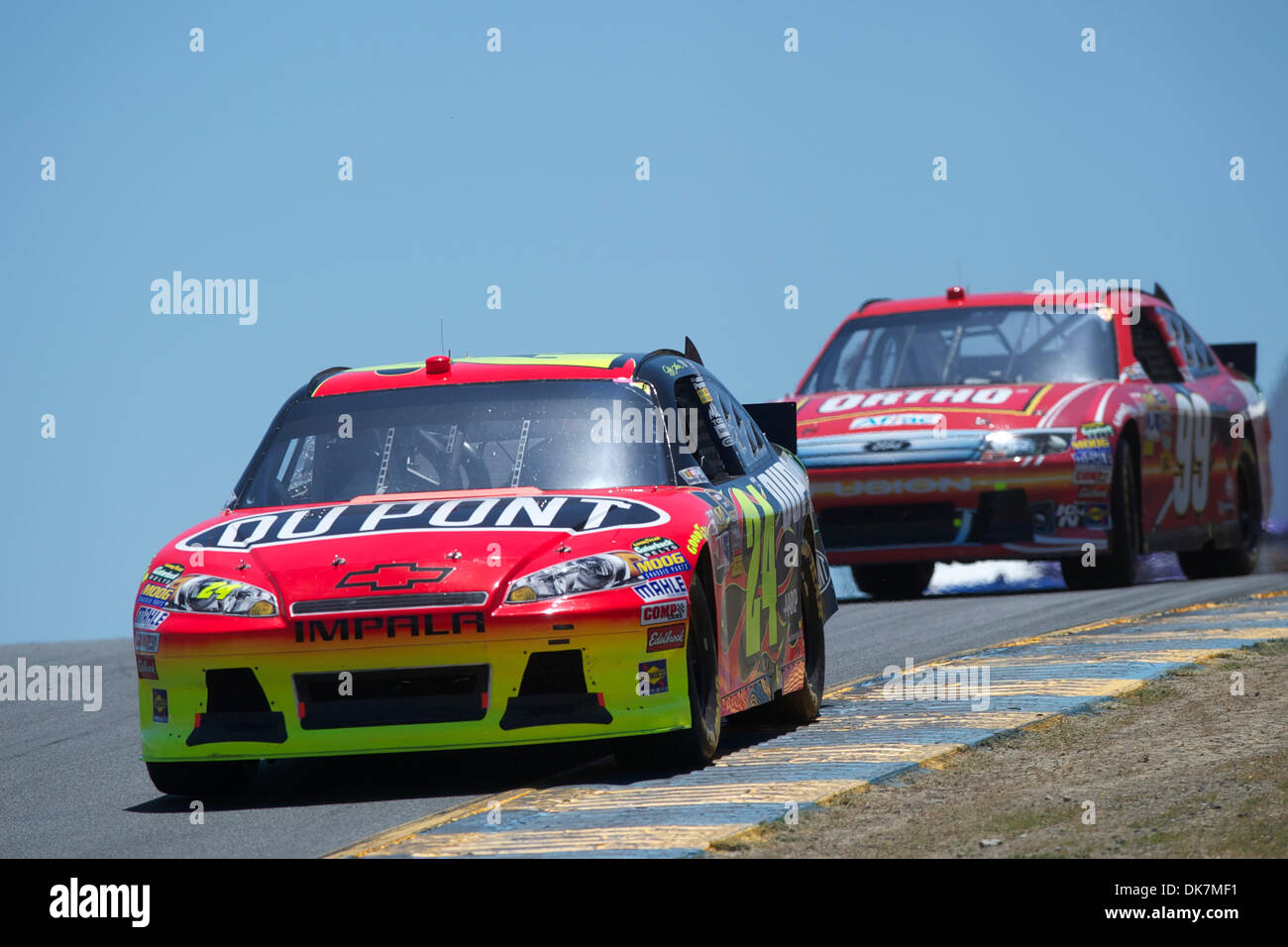 26 juin 2011 - Sonoma, Californie, États-Unis - pilote Hendrick Motorsports Jeff Gordon (24) dans la Chevrolet de DuPont au cours de la Toyota Save Mart 350 à Infineon à Sonoma, CA. (Crédit Image : © Matt Cohen/ZUMAPRESS.com) Southcreek/mondial Banque D'Images