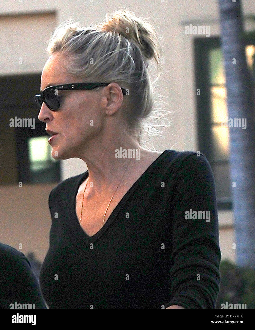 Sharon Stone va gratuitement alors qu'elle prend une promenade avec un ami grâce à West Hollywood Los Angeles Californie - 28.09.12 Banque D'Images