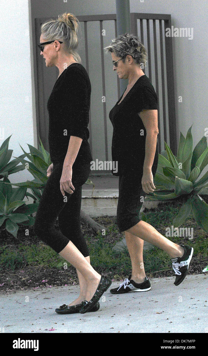 Sharon Stone va gratuitement alors qu'elle prend une promenade avec un ami grâce à West Hollywood Los Angeles Californie - 28.09.12 Banque D'Images