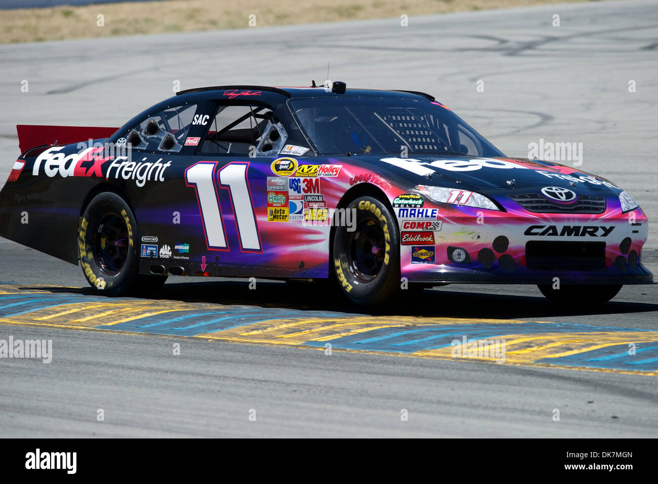 26 juin 2011 - Sonoma, Californie, États-Unis - Joe Gibbs Racing Denny Hamlin driver (11) dans le fret de FedEx au cours de la Toyota Toyota Save Mart 350 à Infineon à Sonoma, CA. (Crédit Image : © Matt Cohen/ZUMAPRESS.com) Southcreek/mondial Banque D'Images