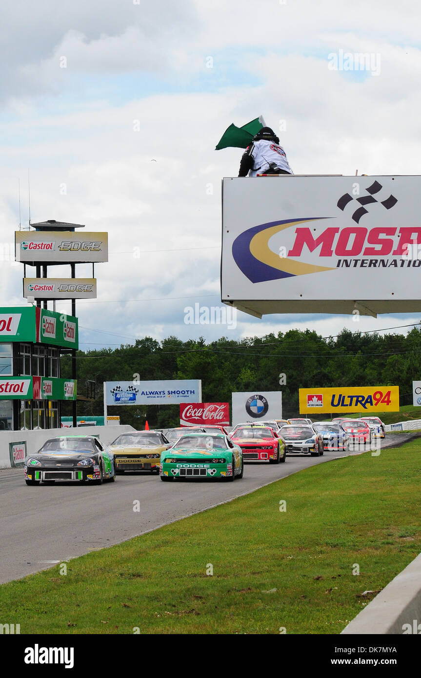 26 juin 2011 - Bowmanville, Ontario, Canada - le drapeau vert des vagues sur un redémarrage après un jaune dans la série NASCAR Canadian Tire 200 plaquettes de frein Vortex à Mosport International Raceway, Bowmanville, Ontario. (Crédit Image : © Keith Hamilton/ZUMAPRESS.com) Southcreek/mondial Banque D'Images