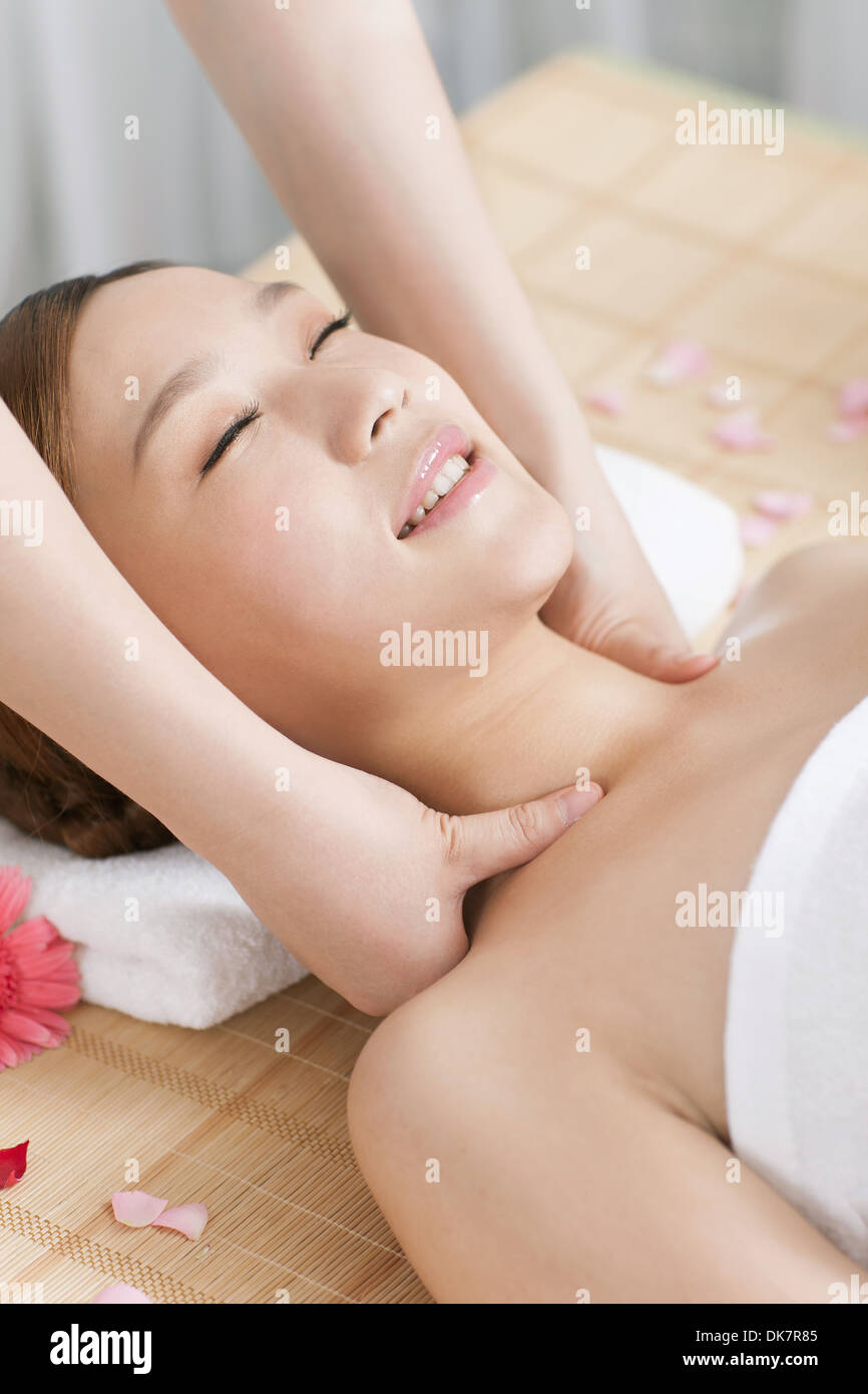 Une jeune femme profiter d'un massage Banque D'Images