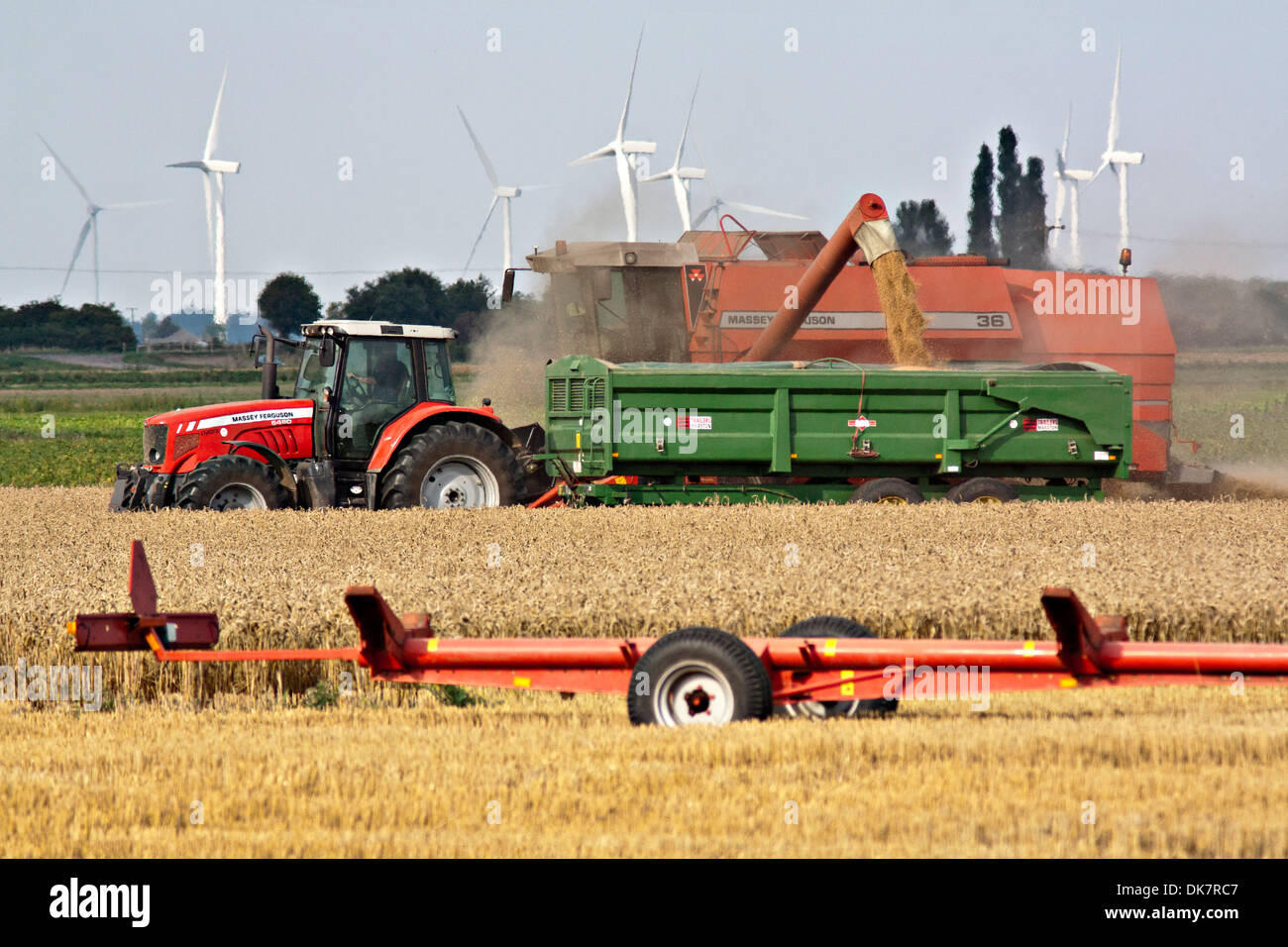 La récolte de blé - éoliennes derrière Banque D'Images