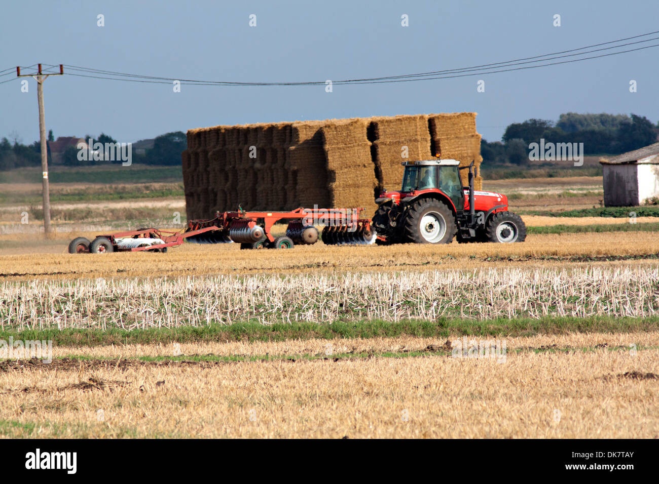 Le remorquage du tracteur Massey Ferguson piste triple harrow (2) Banque D'Images