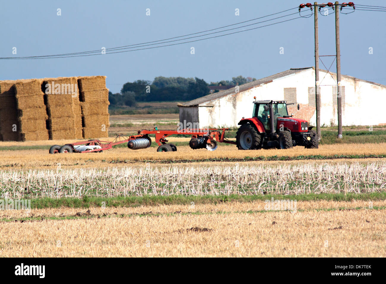 Le remorquage du tracteur Massey Ferguson piste triple harrow (1) Banque D'Images