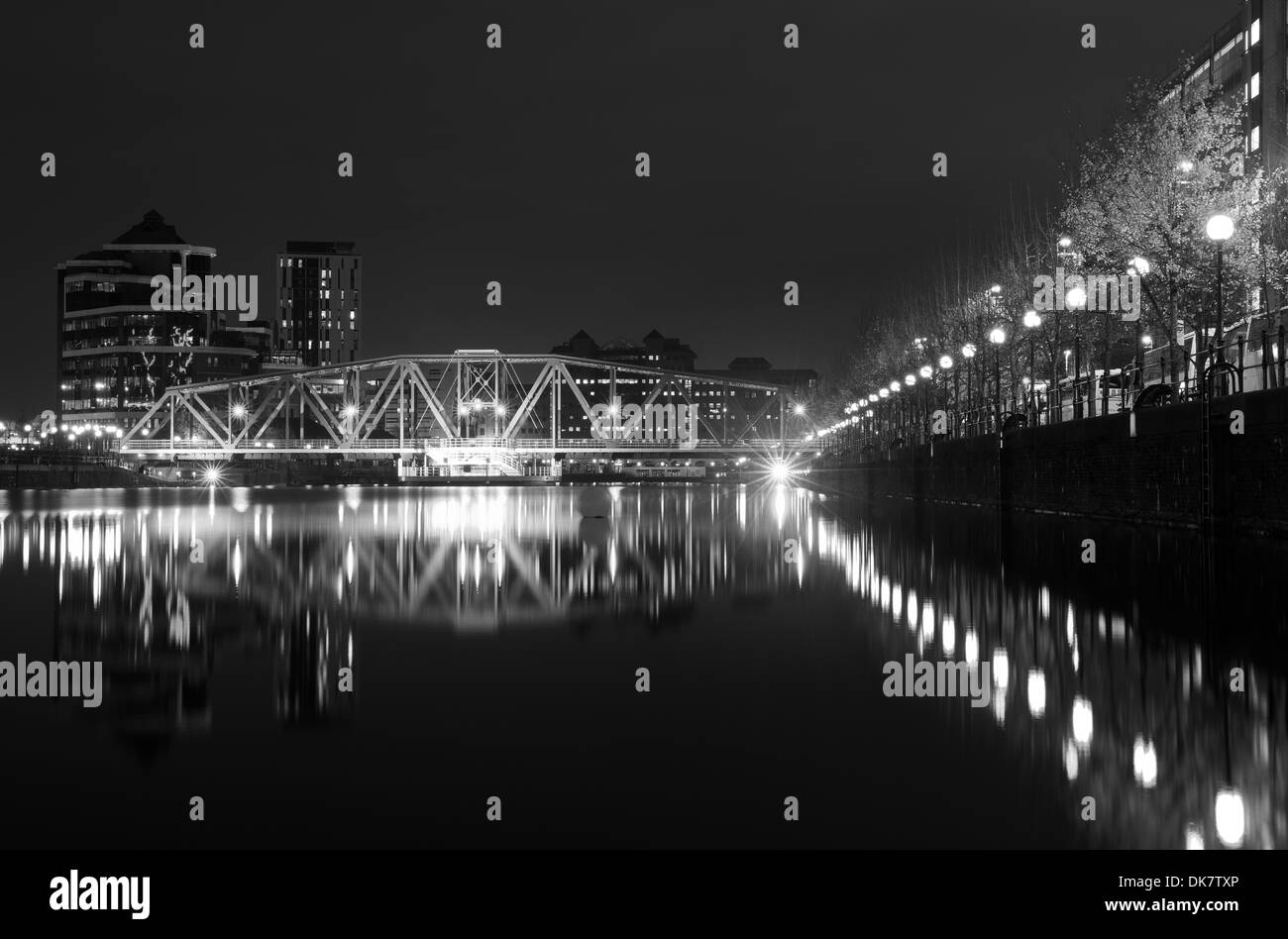Salford Quays tiré sur le pont nuit Banque D'Images