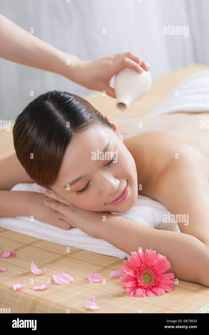 Une jeune femme profiter d'un massage Banque D'Images