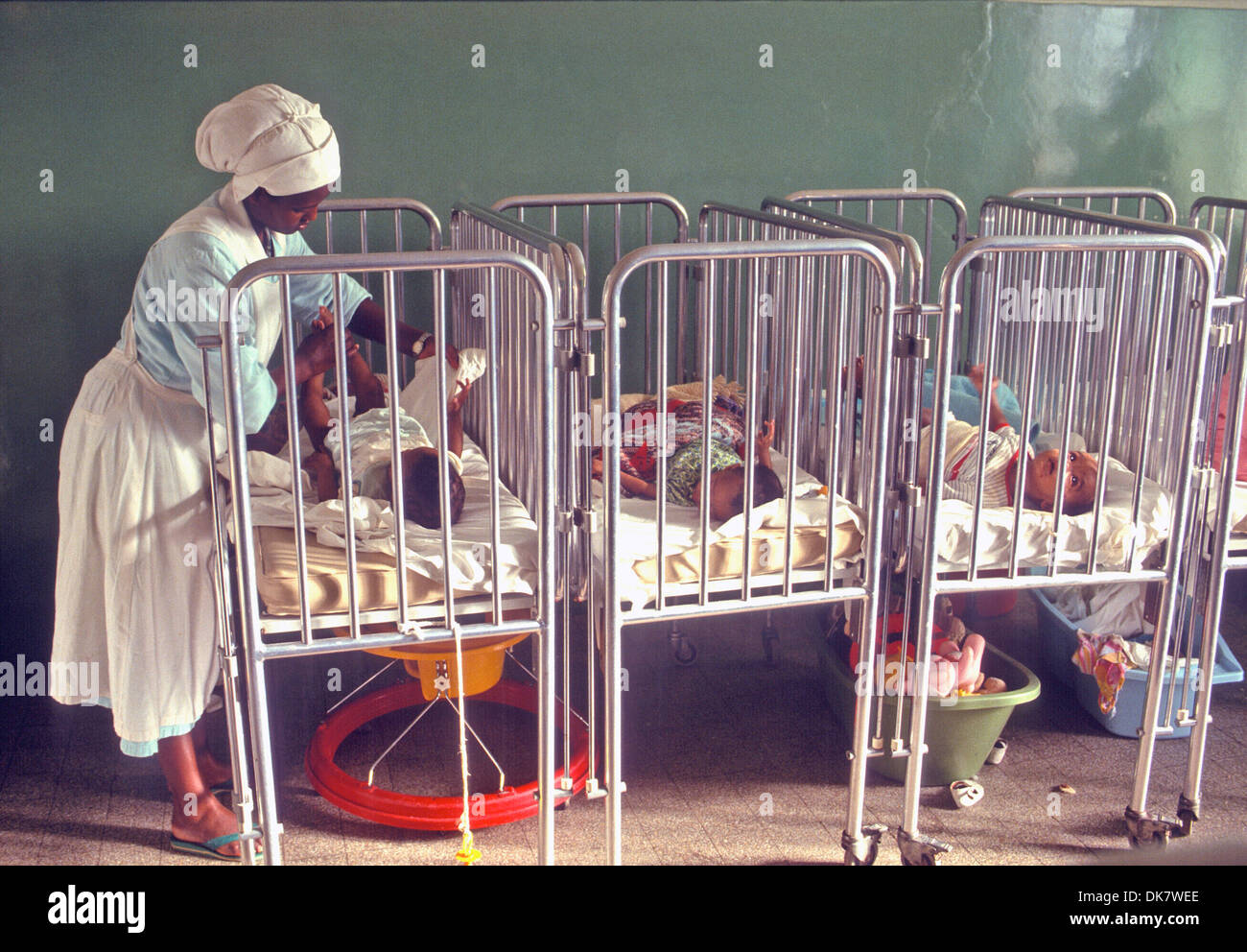 Infirmière avec de NOUVEAUX-NÉS DANS L'ITALIEN EXÉCUTER HÔPITAL POUR ENFANTS EN AFRIQUE DE L'Érythrée Banque D'Images