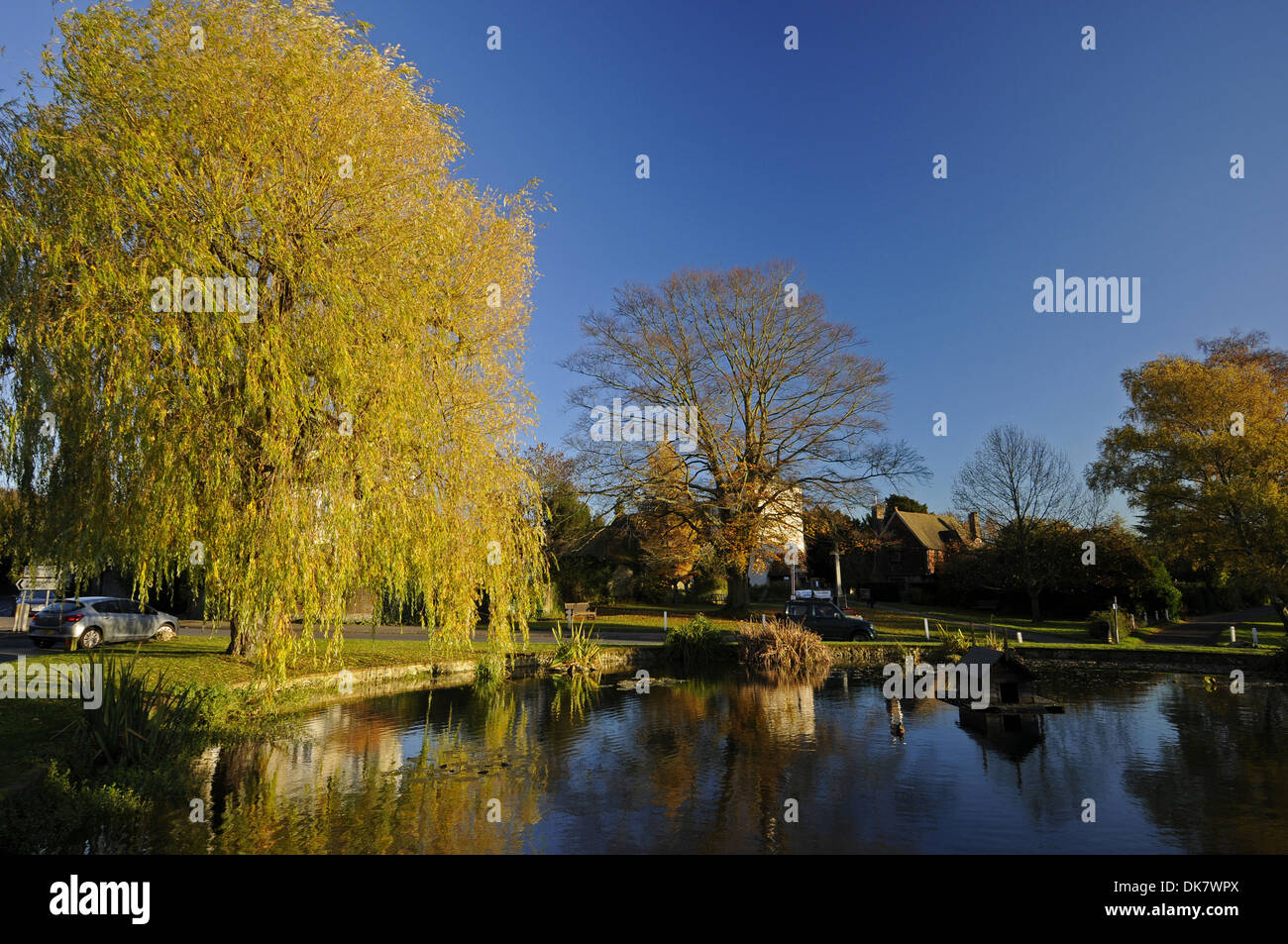 Les arbres d'automne autour d'étang dans le village de Otford Angleterre Kent Banque D'Images