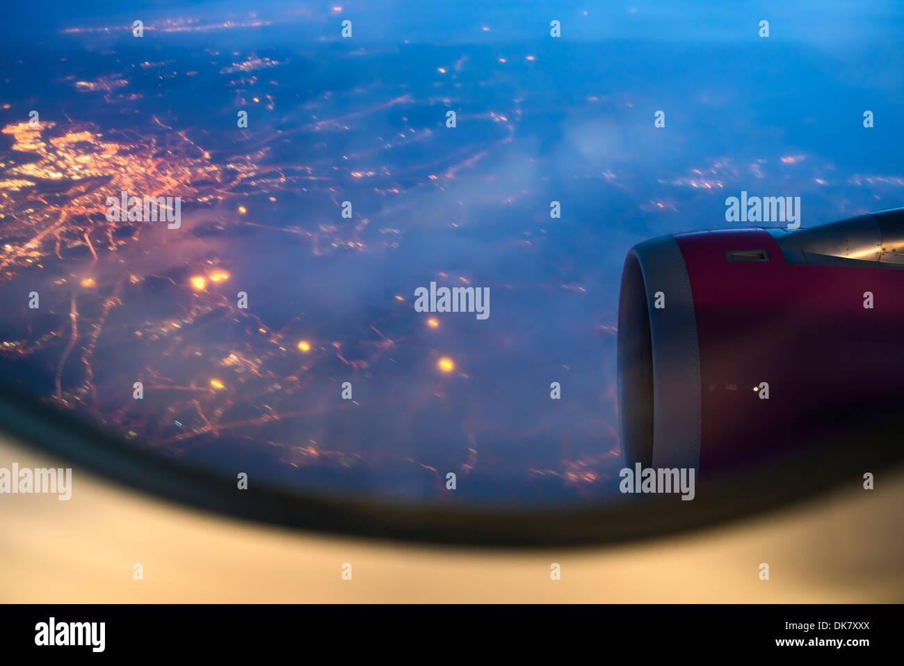 Vue de nuit en dehors de la fenêtre de l'avion Banque D'Images