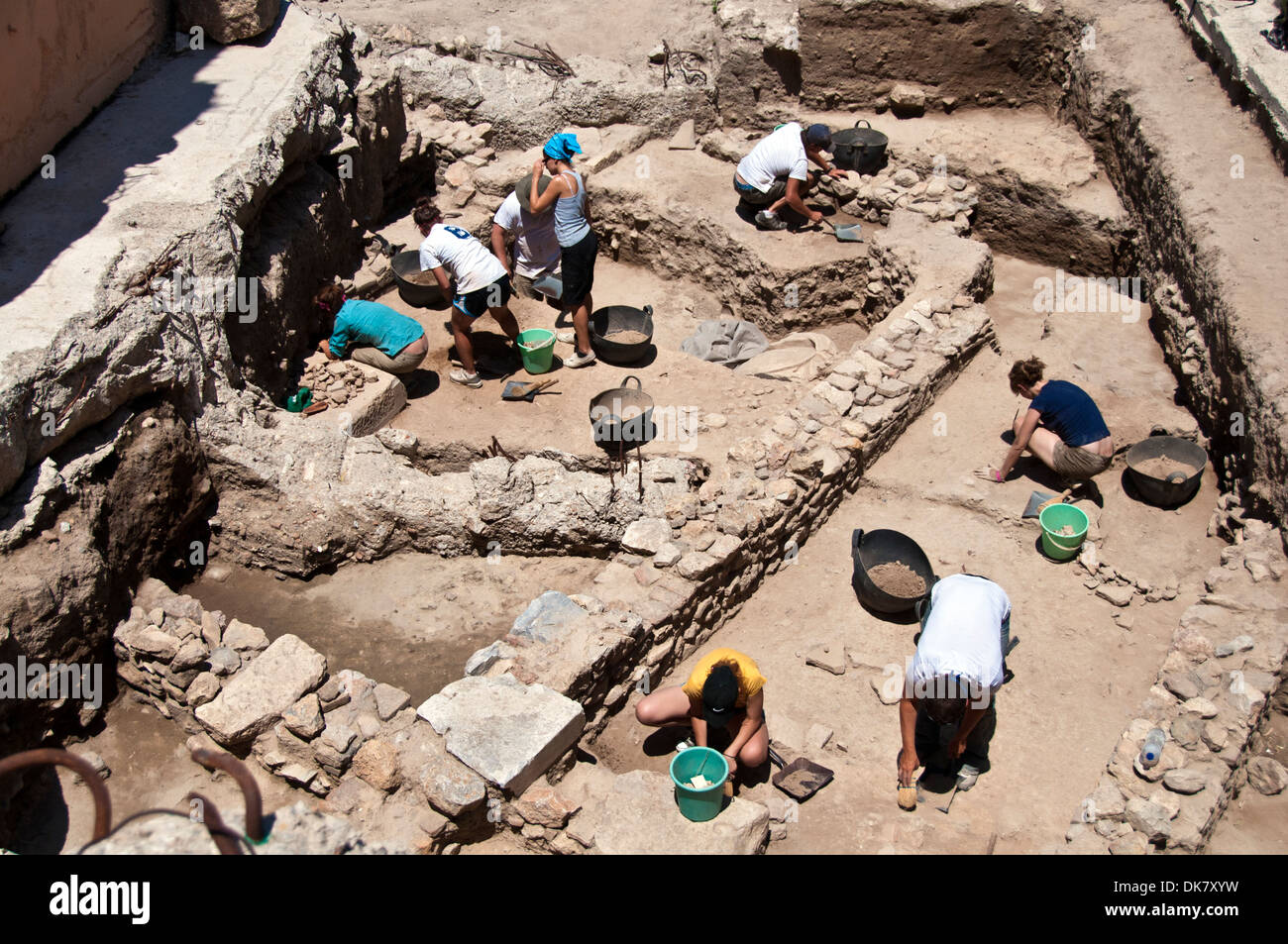 Les archéologues travaillant à une fouille à Athènes Banque D'Images