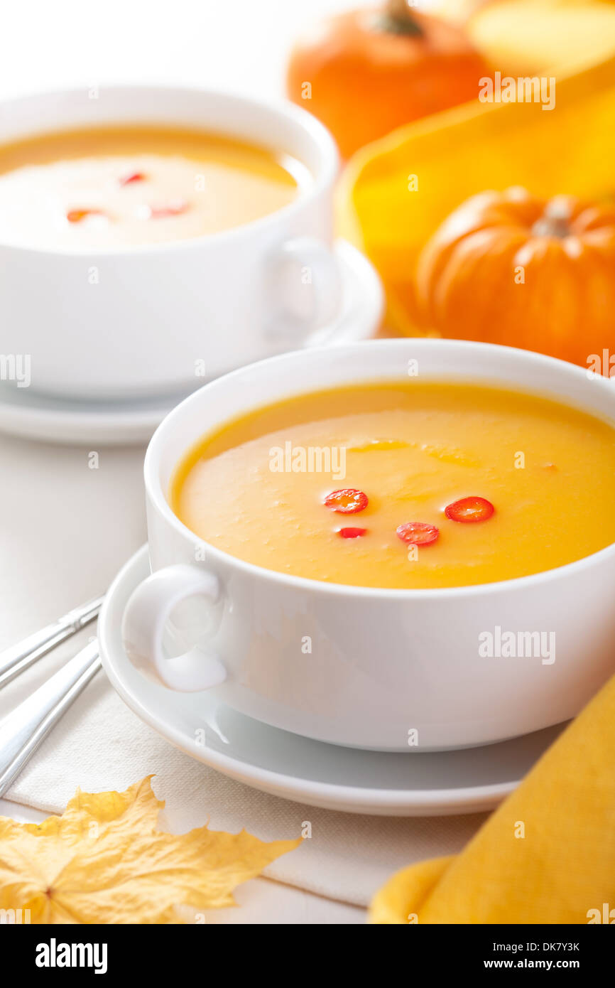 Soupe de potiron au bol blanc Banque D'Images