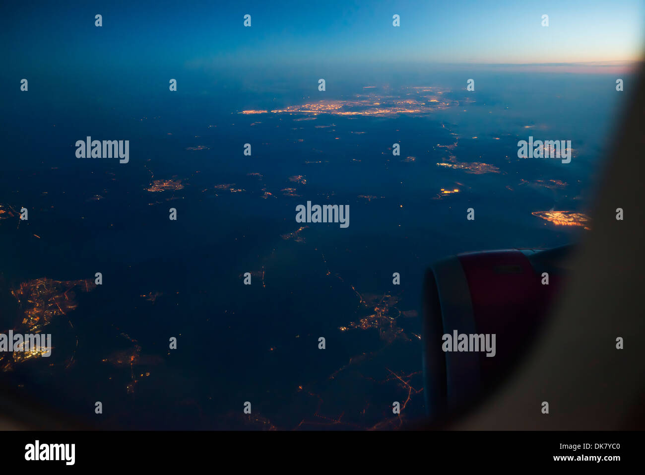 Vue de nuit en dehors de la fenêtre de l'avion Banque D'Images
