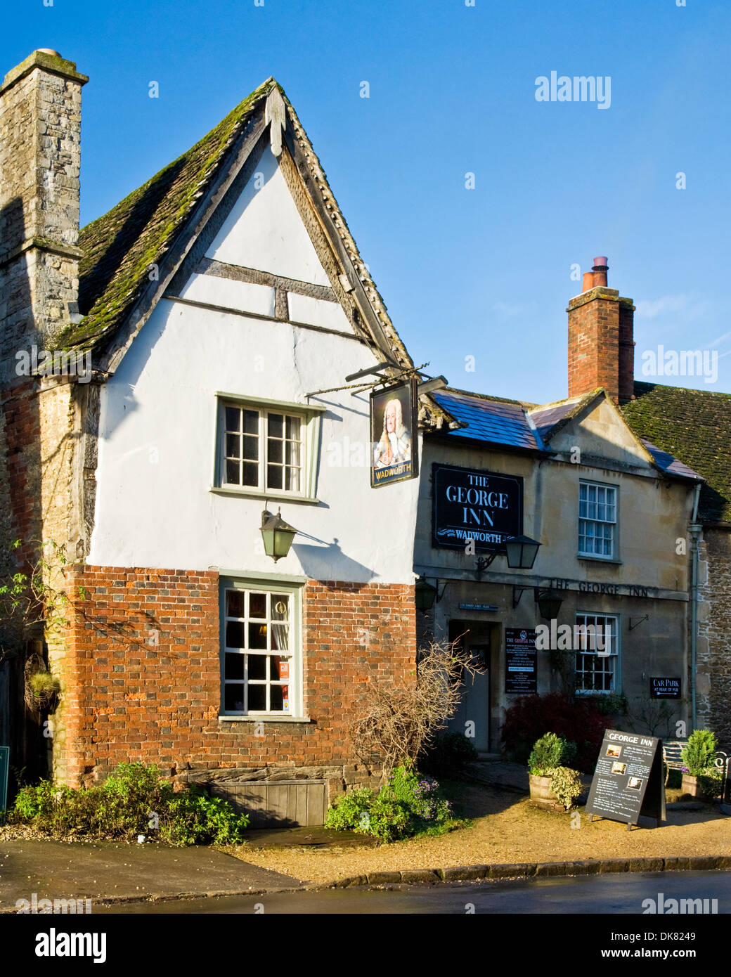 Un vieux pub anglais, le George Inn, dans le pittoresque village de Lacock dans le Wiltshire Banque D'Images