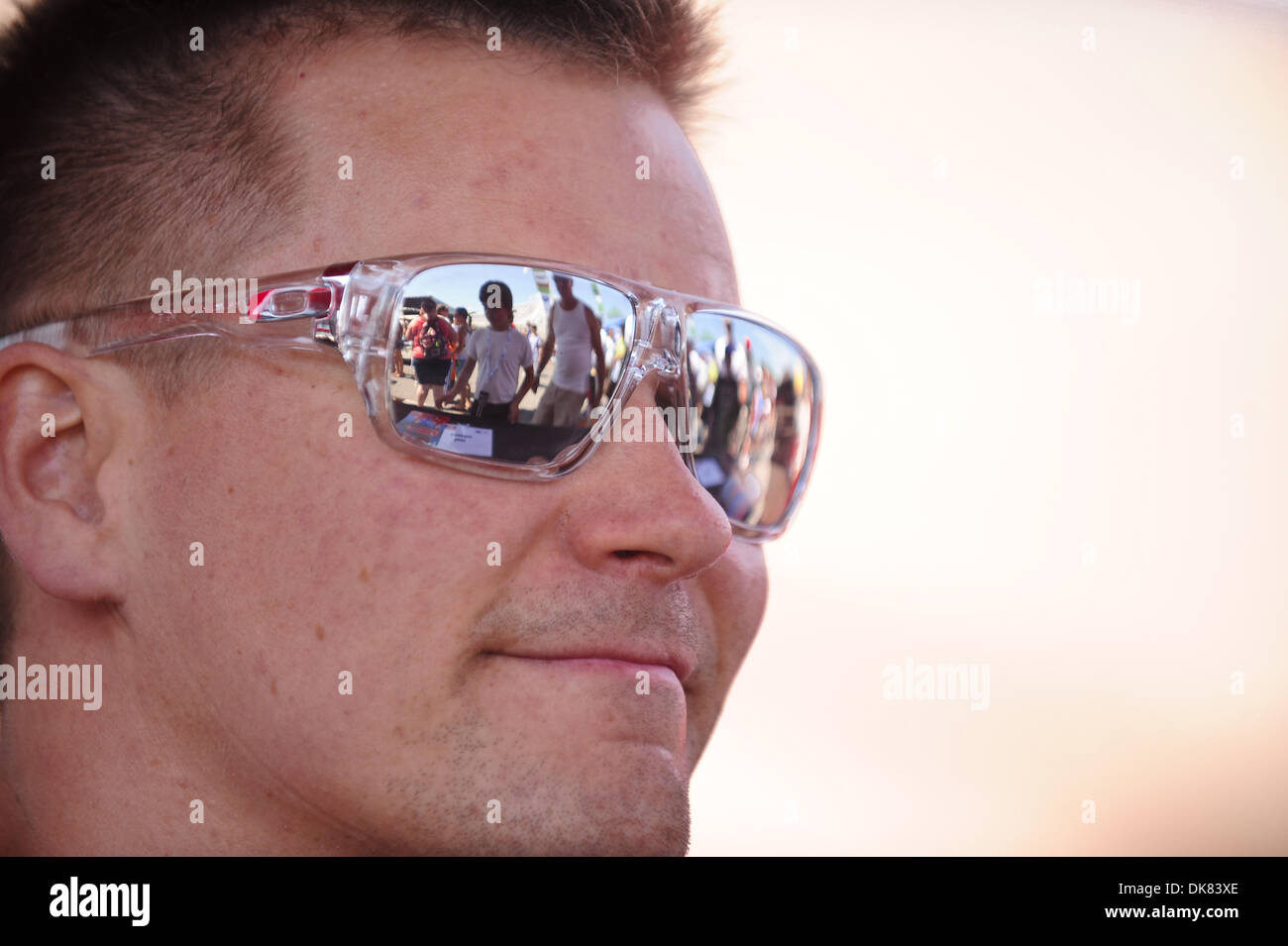 9 juillet 2011 - Lakeville, Connecticut, États-Unis - pilote Risi Competizone Toni Vilander lunettes de partager une réflexion de fans attendent des autographes avant le Grand Prix nord-est de l'aumône à Lime Rock Park. (Crédit Image : © Geoff Bolte/ZUMAPRESS.com) Southcreek/mondial Banque D'Images