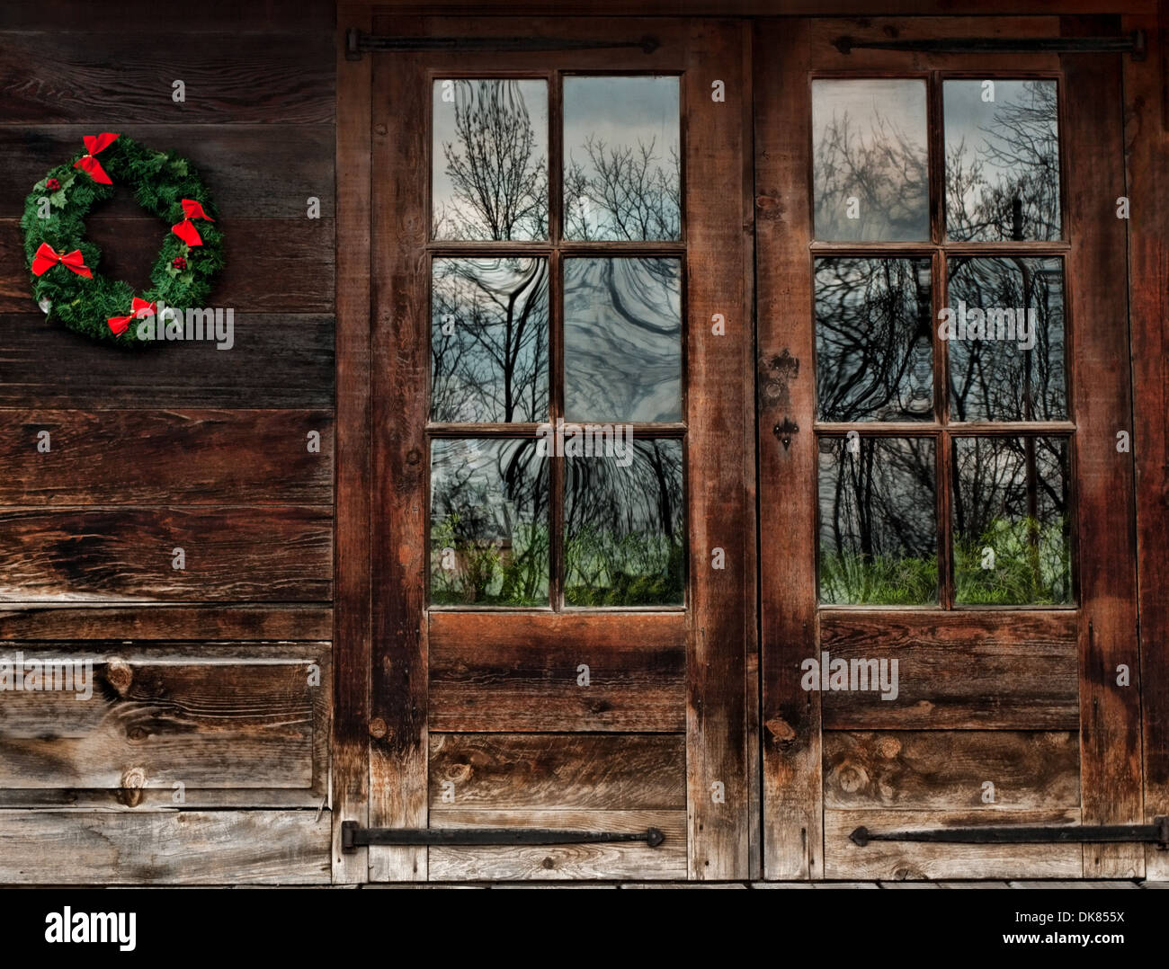 Portes d'une cabane en bois rustique avec couronne de Noël Banque D'Images
