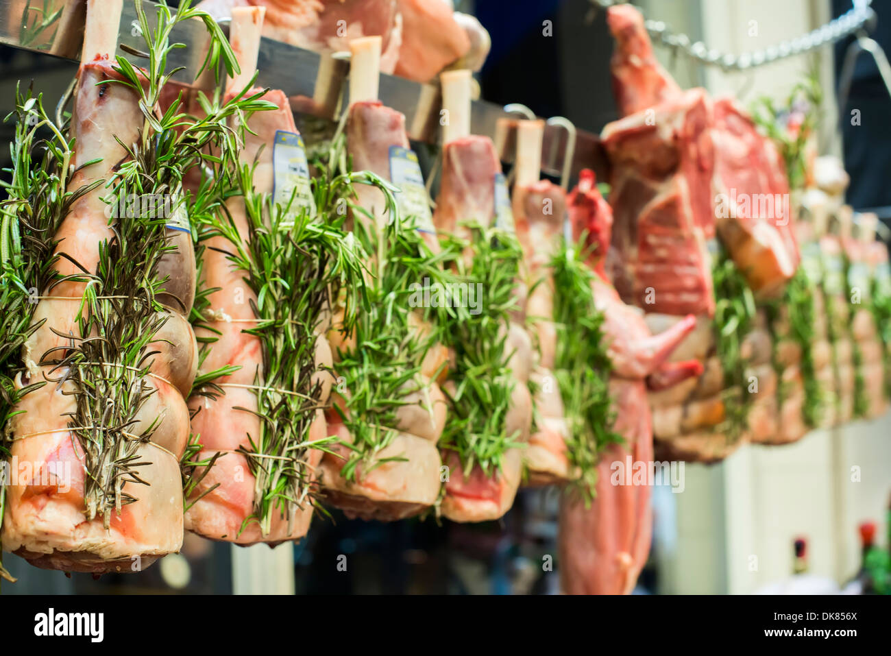 Viande et charcuterie dans une boucherie. Stand Banque D'Images