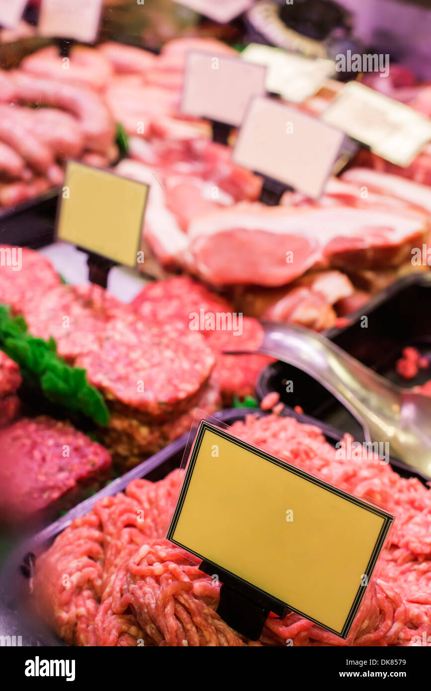 Viande et charcuterie dans une boucherie. Stand Banque D'Images