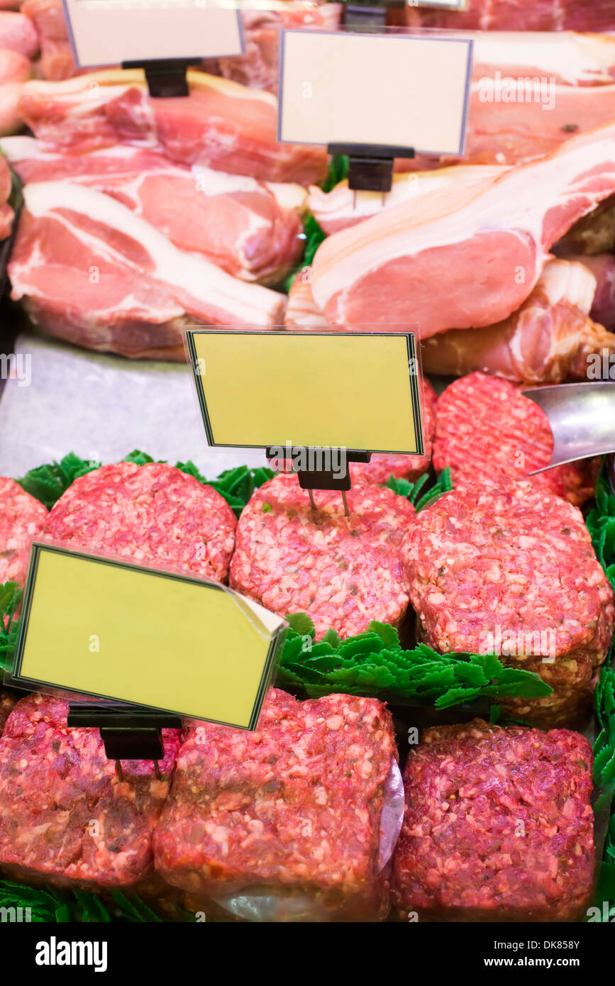 Viande et charcuterie dans une boucherie. Stand Banque D'Images