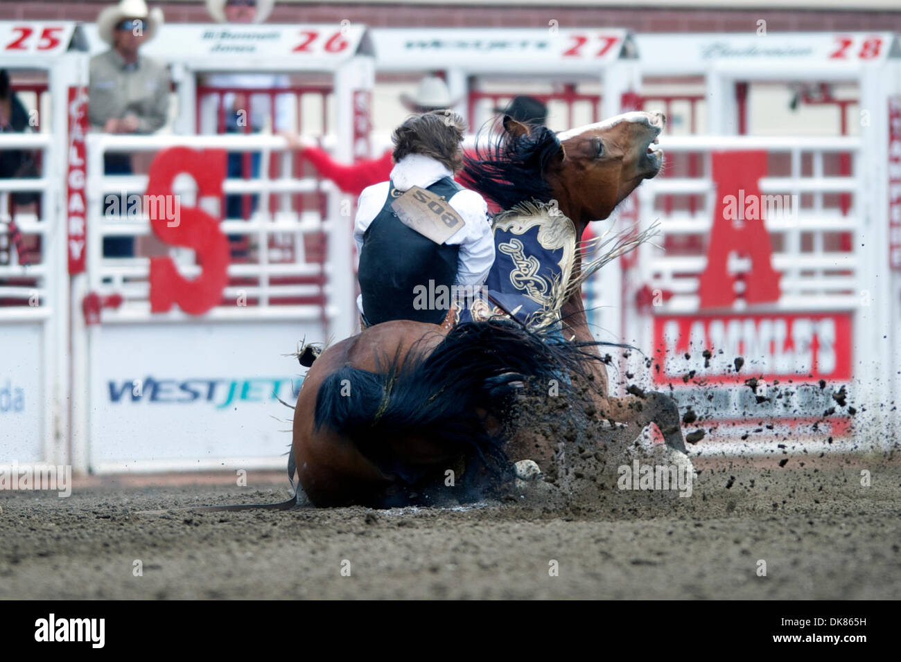 10 juillet 2011 - Calgary, Alberta, Canada - Bareback rider Tilden Hooper de Carthage, TX est titulaire sur le rhum parfumé tombe au Stampede de Calgary, AB, Canada. Hooper a réussi à terminer la course sans se faire s'éteint pour un score de 83, mais a terminé hors de la monnaie. (Crédit Image : © Matt Cohen/ZUMAPRESS.com) Southcreek/mondial Banque D'Images