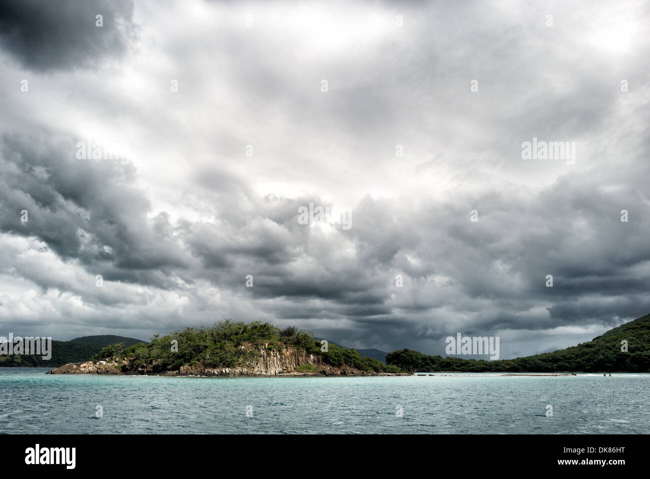 ST JOHN, îles Vierges américaines - des nuages de pluie s'accumulent sur St John dans les îles Vierges américaines. Connue pour sa vie marine diversifiée et ses récifs coralliens, la région des Caraïbes compte parmi les plages les plus belles et les mieux préservées du monde. Banque D'Images